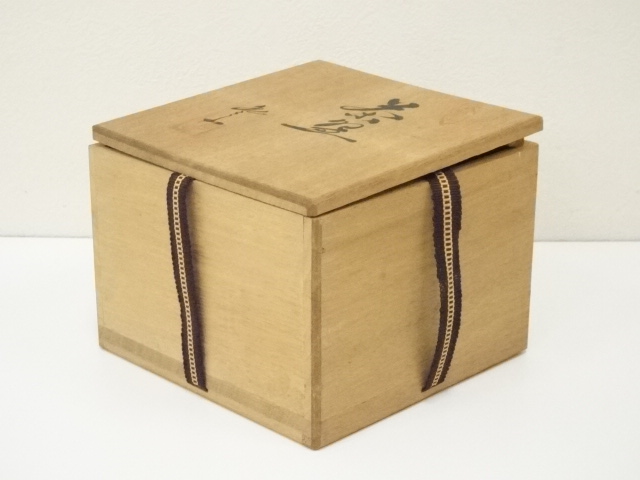 砥部焼 登山窯 佐川巌 茶碗 茶道具 抹茶碗 共箱 共布 新品 未使用 です。 砥部焼 登山窯 佐川巌 茶碗 茶道具 抹茶碗 共箱 共布 です。 砥部焼